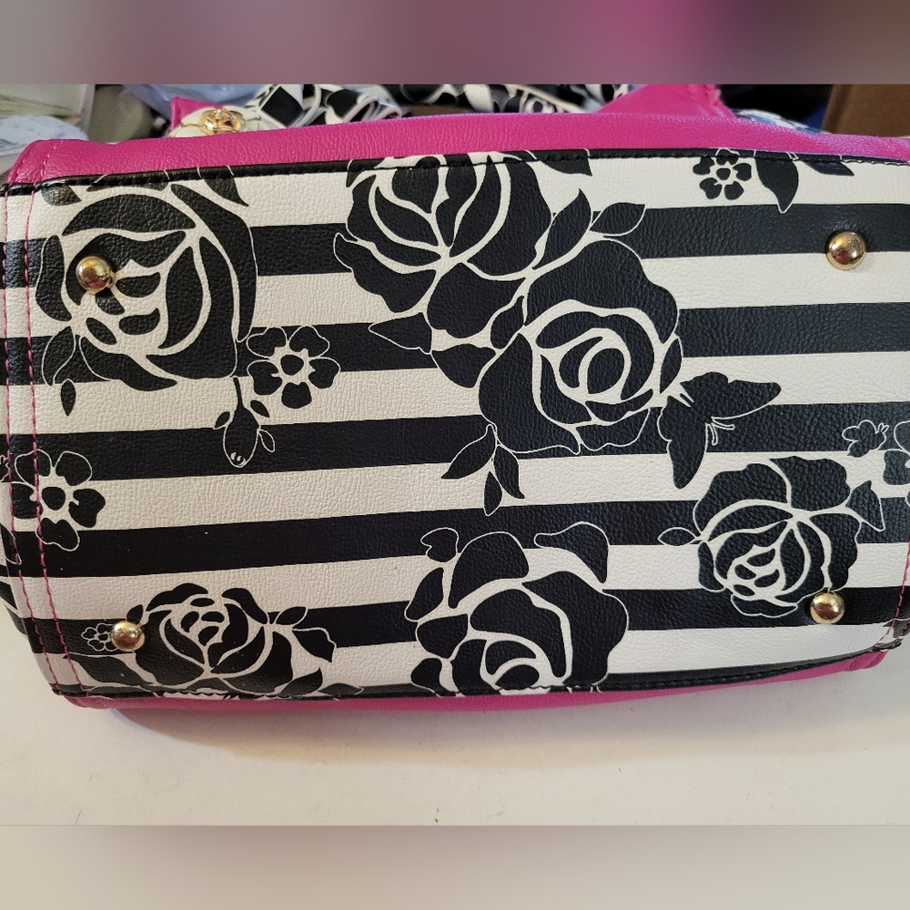 Pretty Betsey Johnson Handbag. - Picture 7 of 9